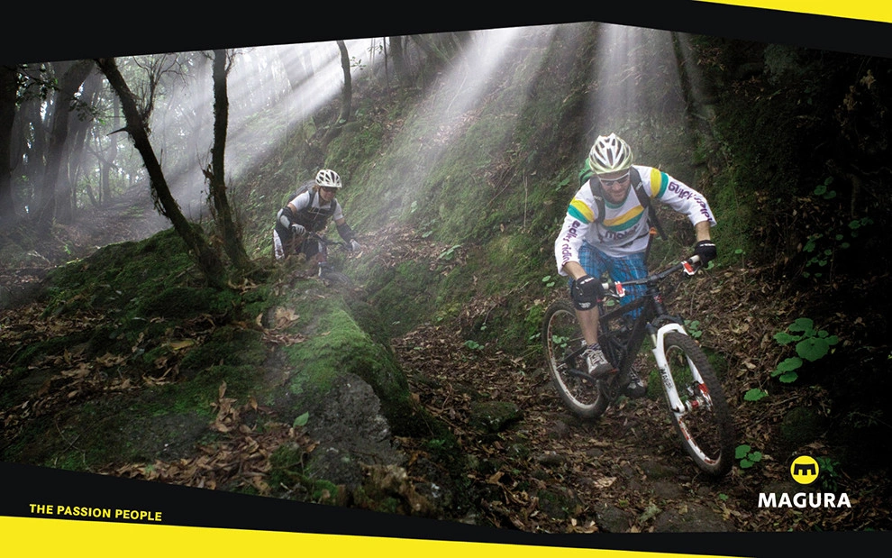 Magura Kampagne — zwei Mountainbiker auf Waldtrail im Gegenlicht, Foto: Bastian Morell