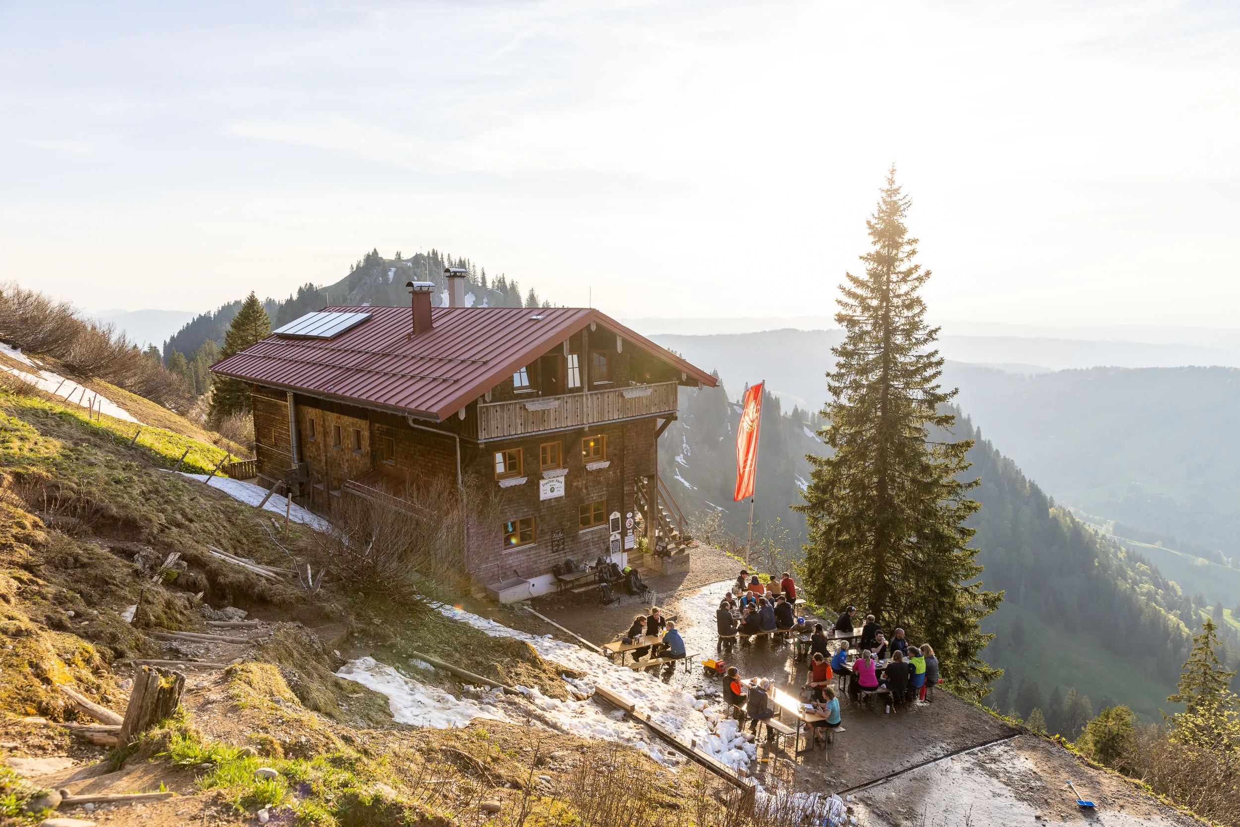 Berghütte am Hochgrat mit Blick in die Nagelfluhkette und über das Allgäu.
