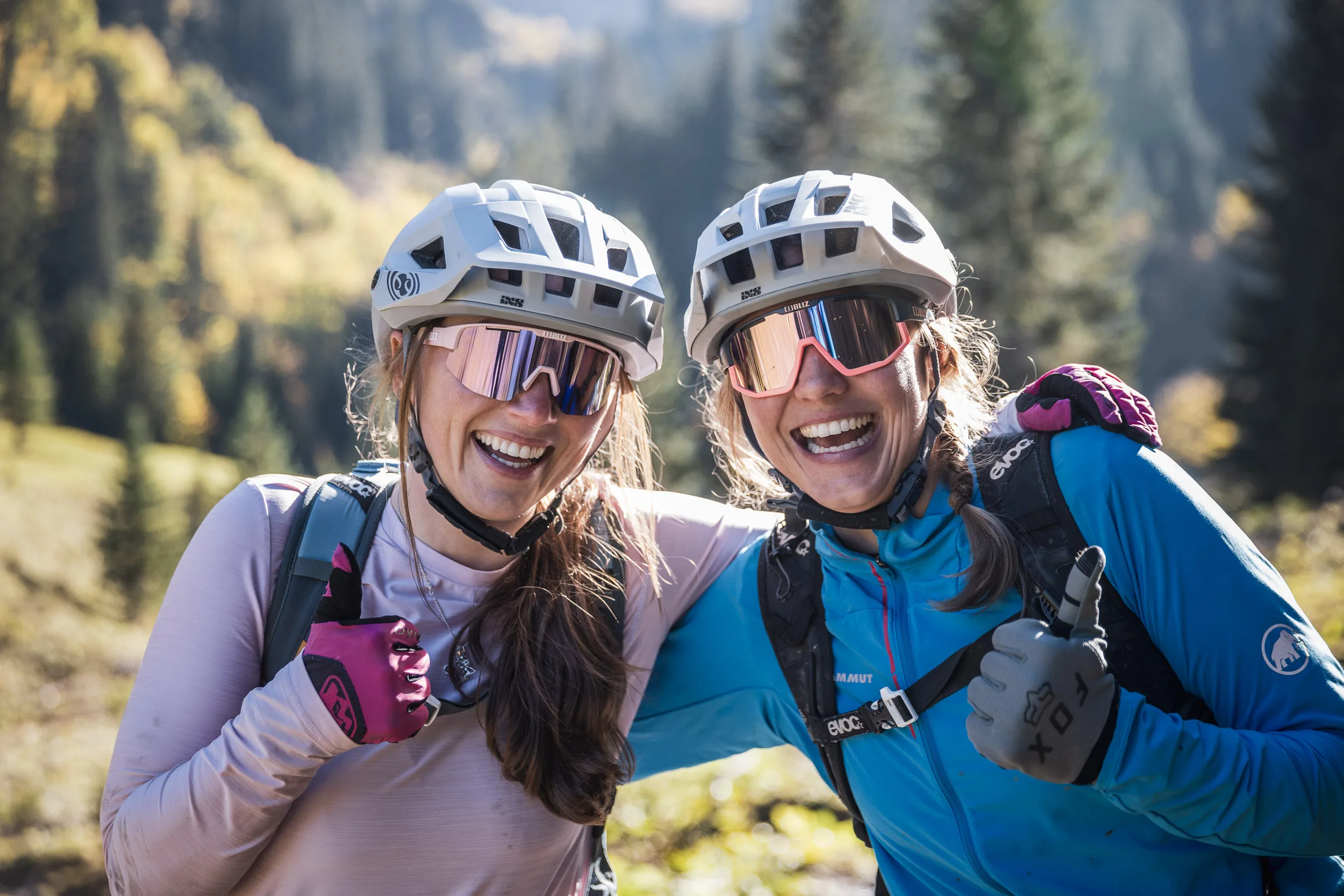 Silvi Vogel und Andrea Geiger lächeln mit ihren Fahrradhelmen in die Kamera