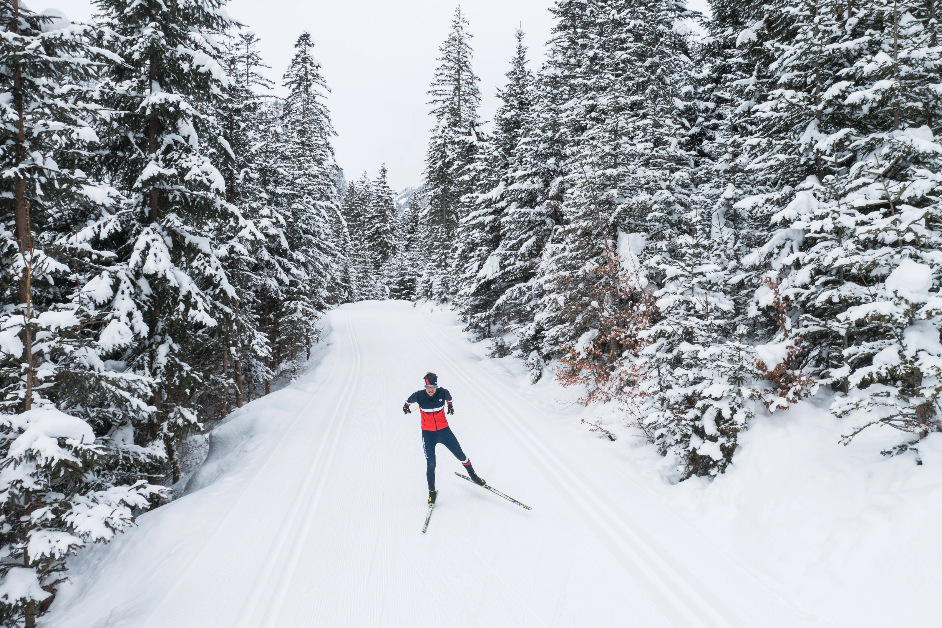 Michael Schnetzer beim Skating-Langlauf auf einer verschneiten Loipe im Winterwald.