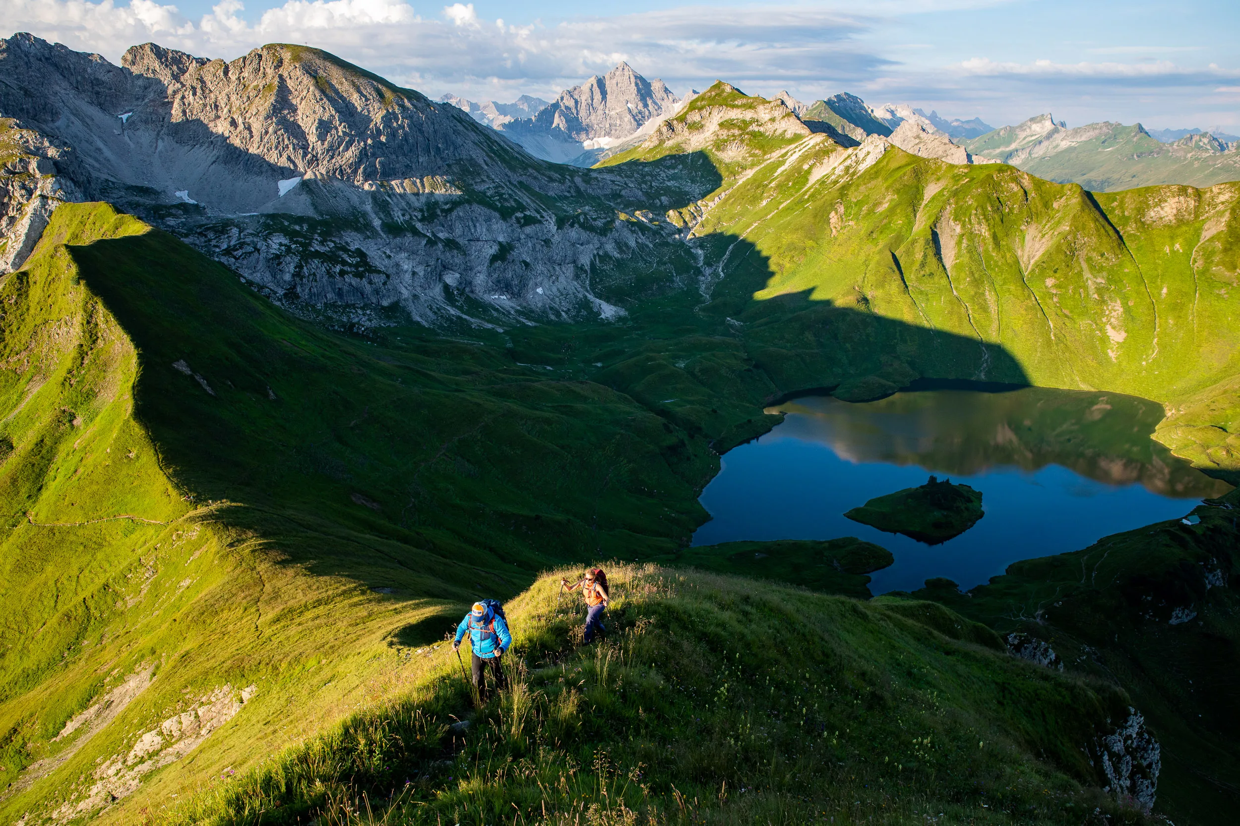 Caroline Nantke und Harald Dreyer folgen einem Hangpfad über dem sichtbaren Schrecksee