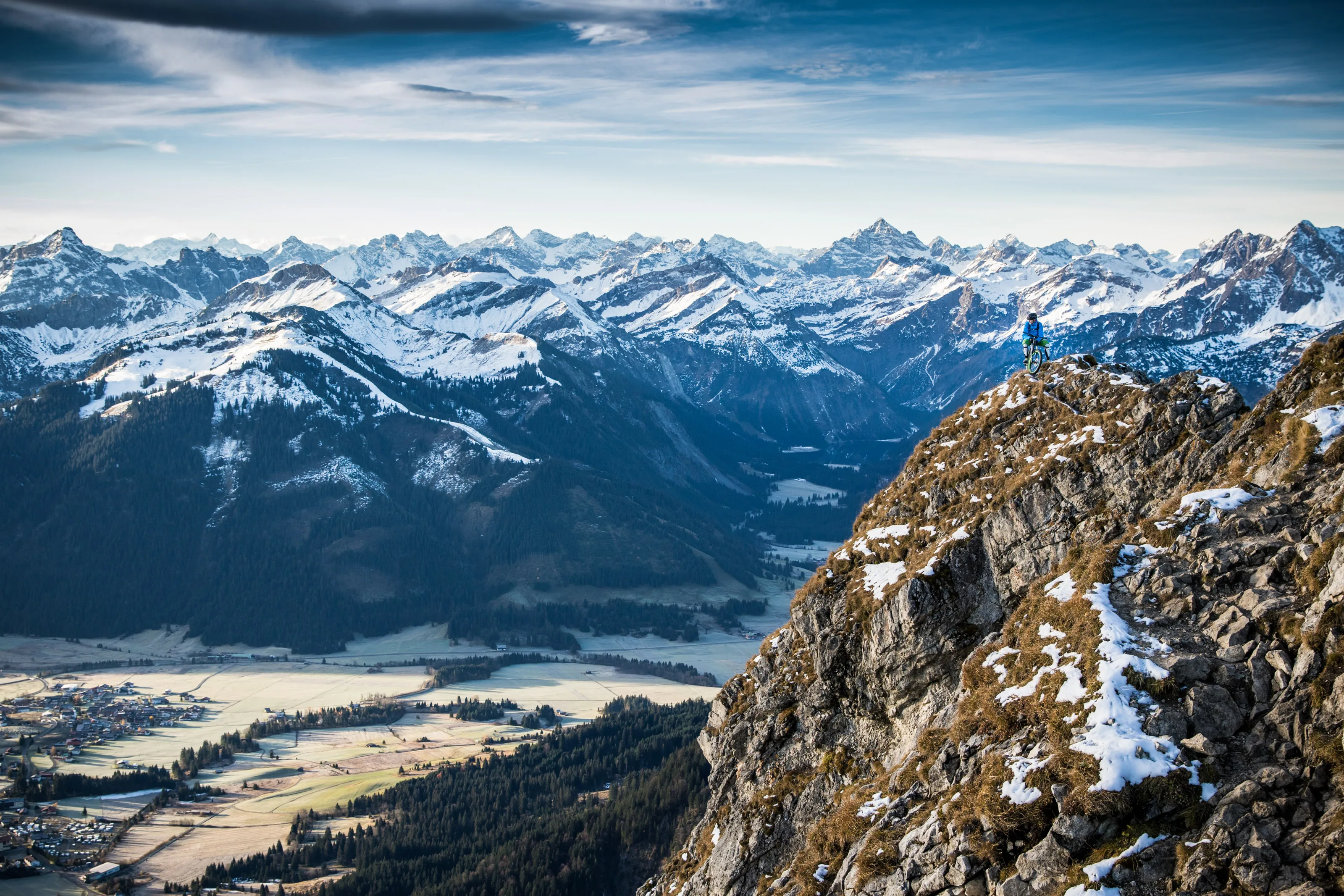 Robert Härle mit Mountainbike auf einem Bergkamm über dem Tannheimer Tal.
