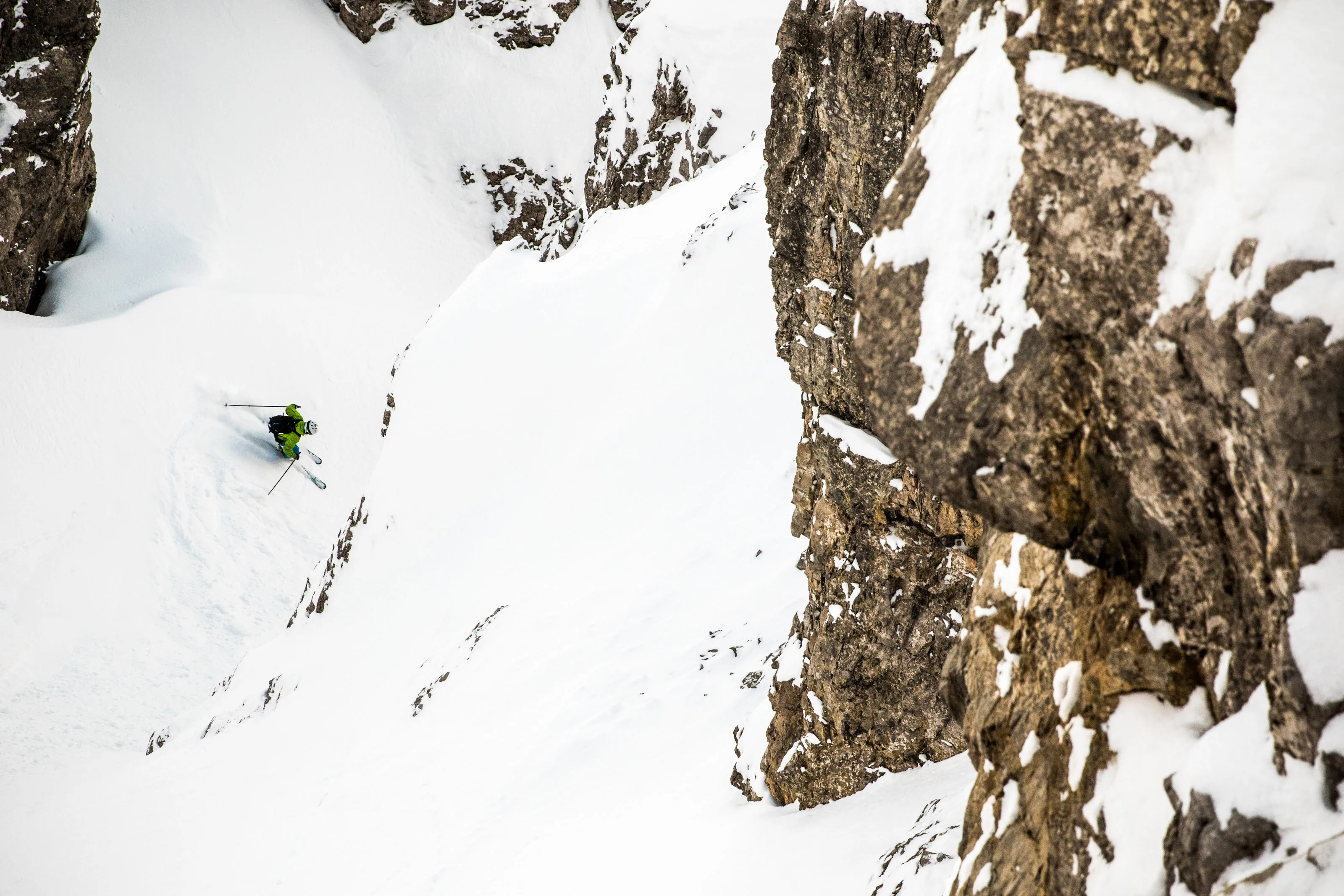Florian Bergmann bei der Skiabfahrt zwischen Felsen am Thaneller.