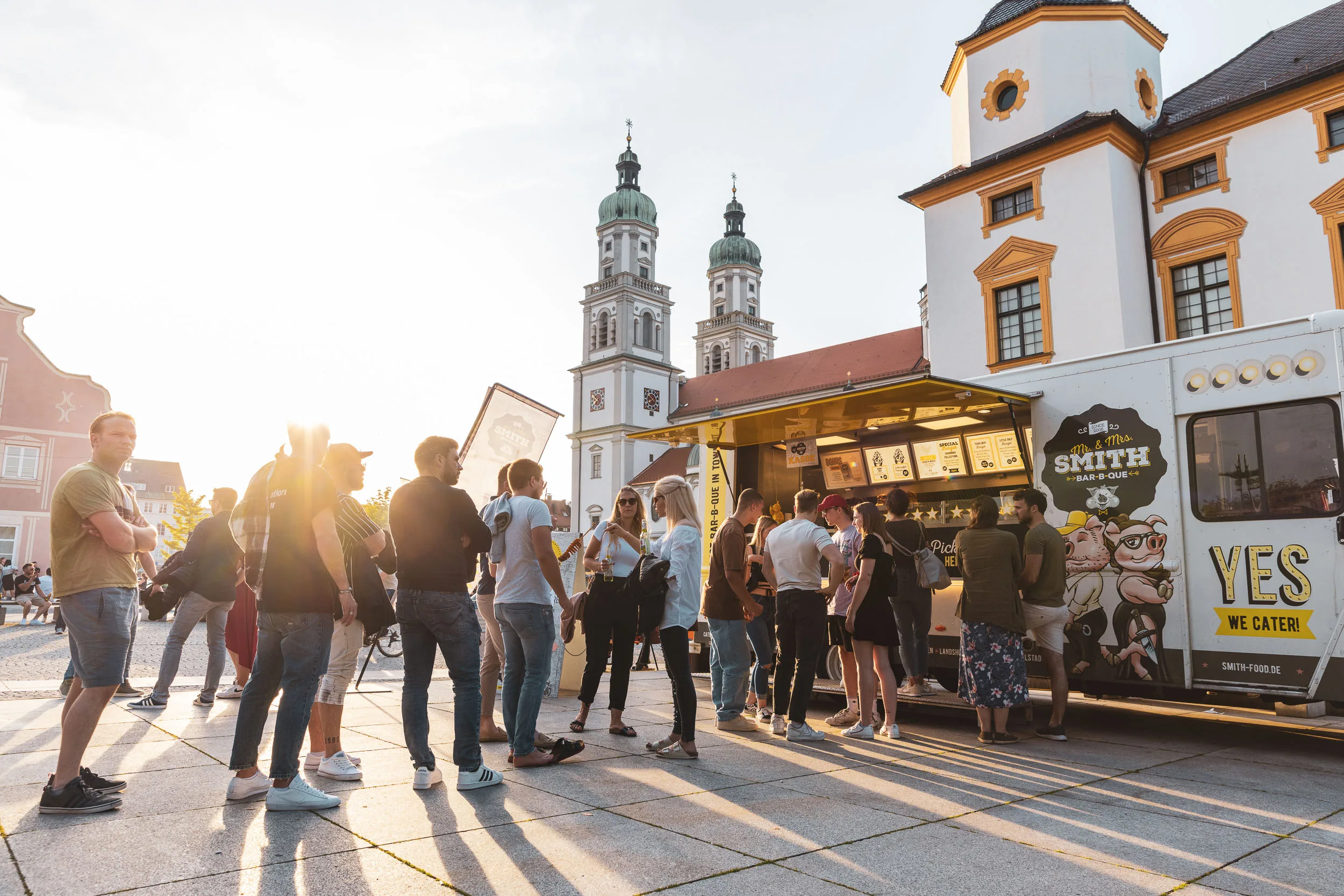 Besucherinnen und Besucher stehen vor einem Food Truck in Kempten.