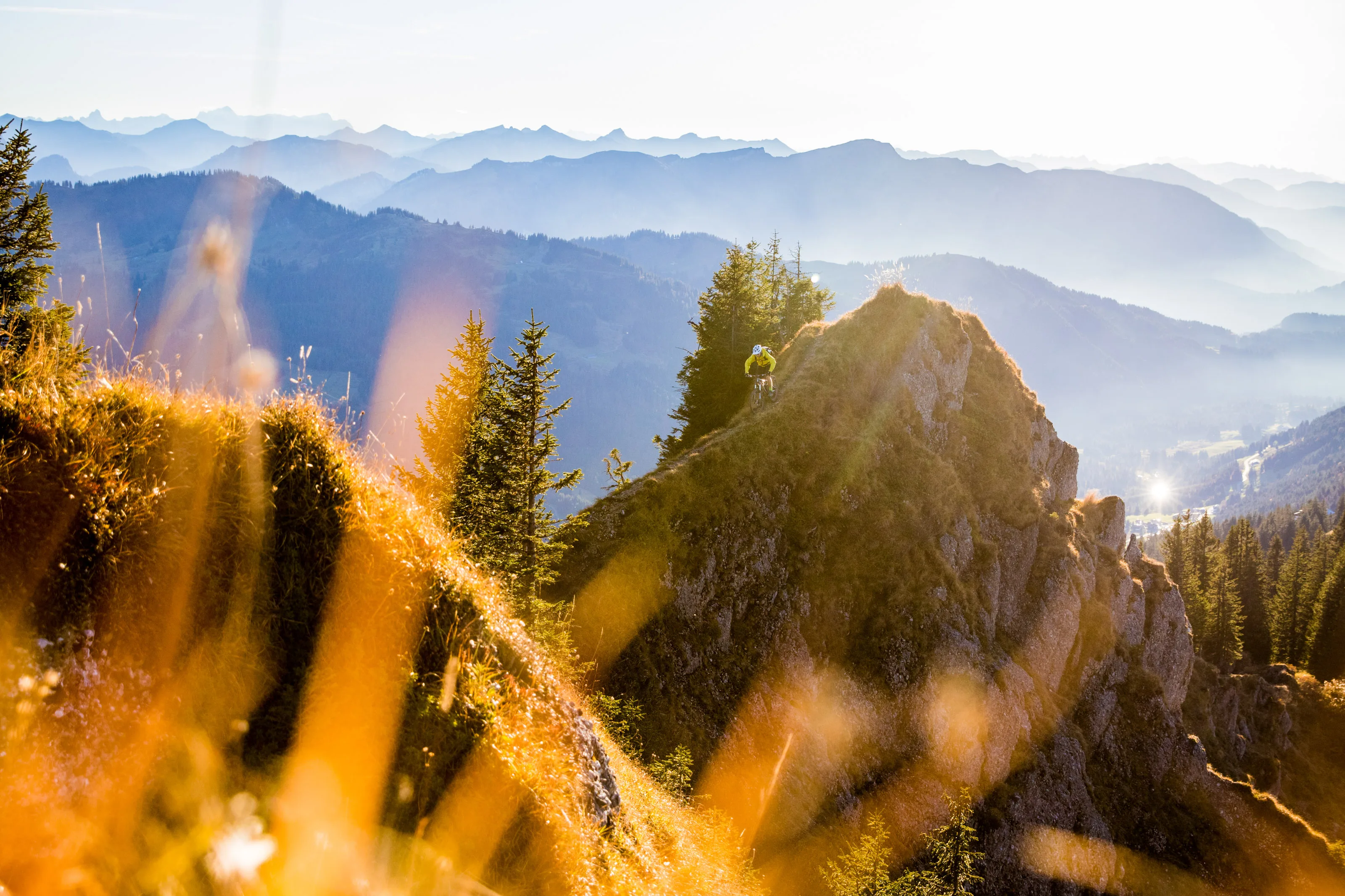 Florian Häusler fährt auf einem schmalen Trail durch alpines Gelände.