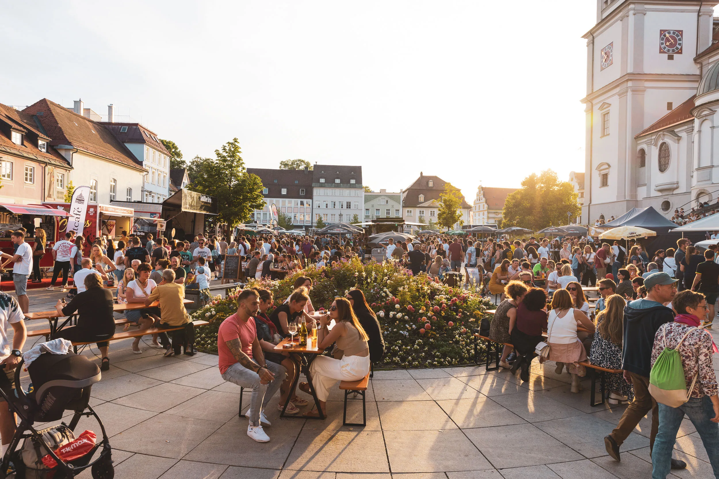 Besucherinnen und Besucher auf dem Street Food Markt in Kempten.
