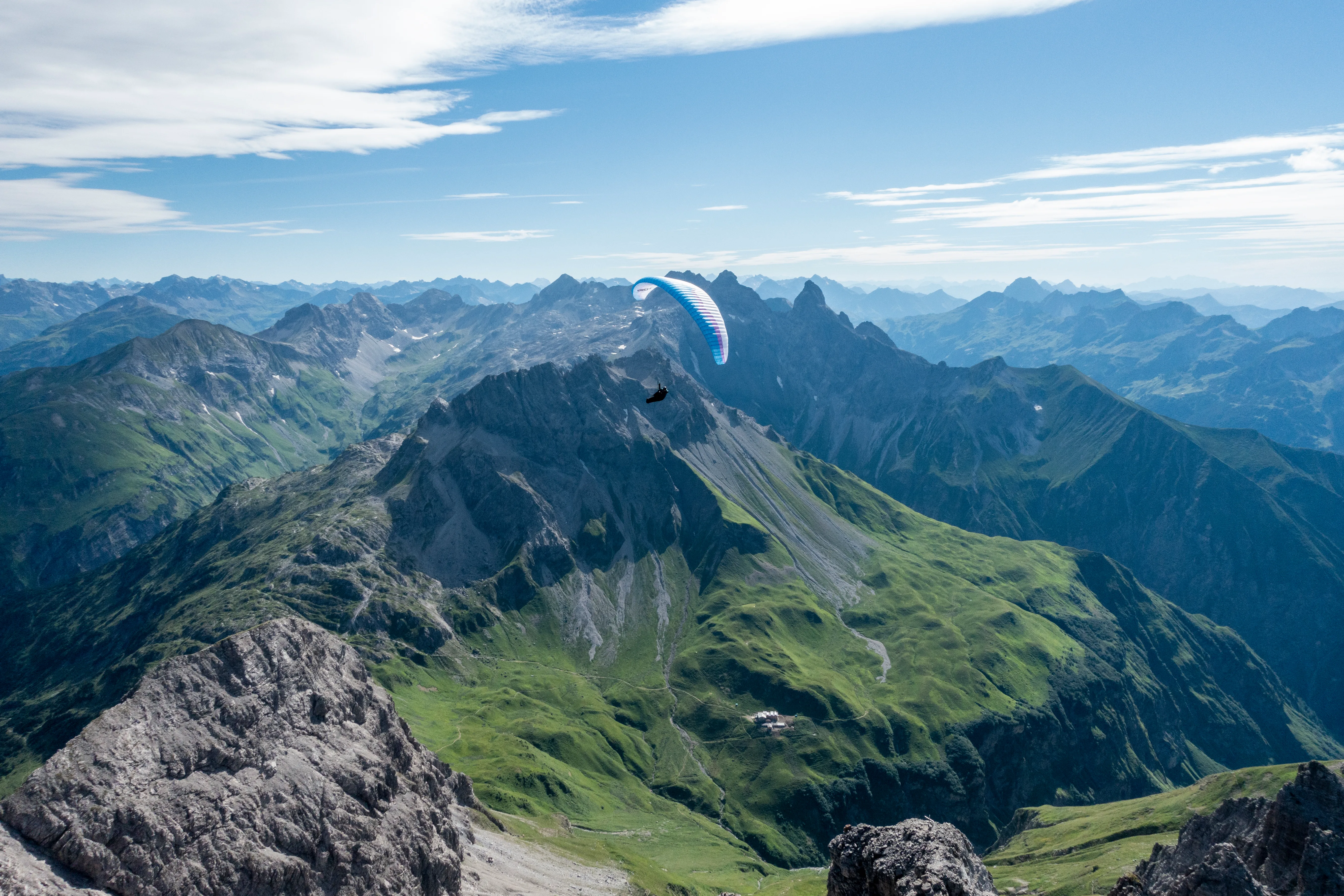 Gleitschirm über den Bergen im Oberallgäu.