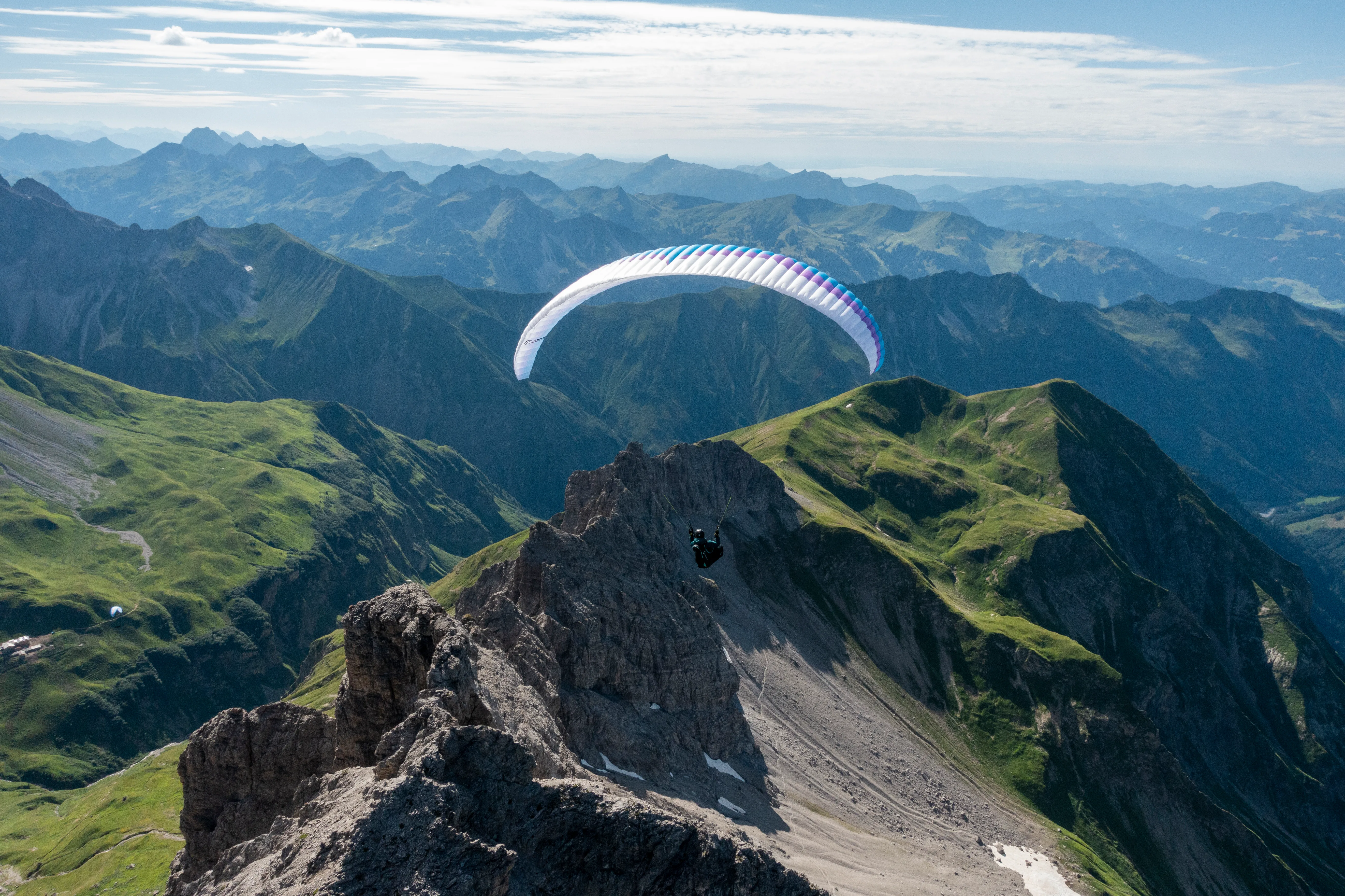 Lara Weinfurtner beim Gleitschirmflug über den Bergen im Oberallgäu.