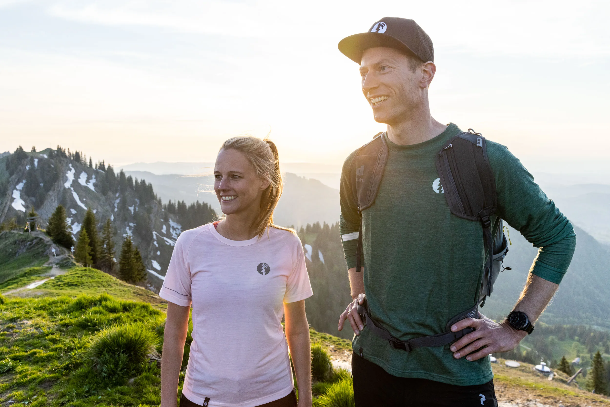 Wandernde auf einem Bergweg am Hochgrat mit Blick über das Allgäu.