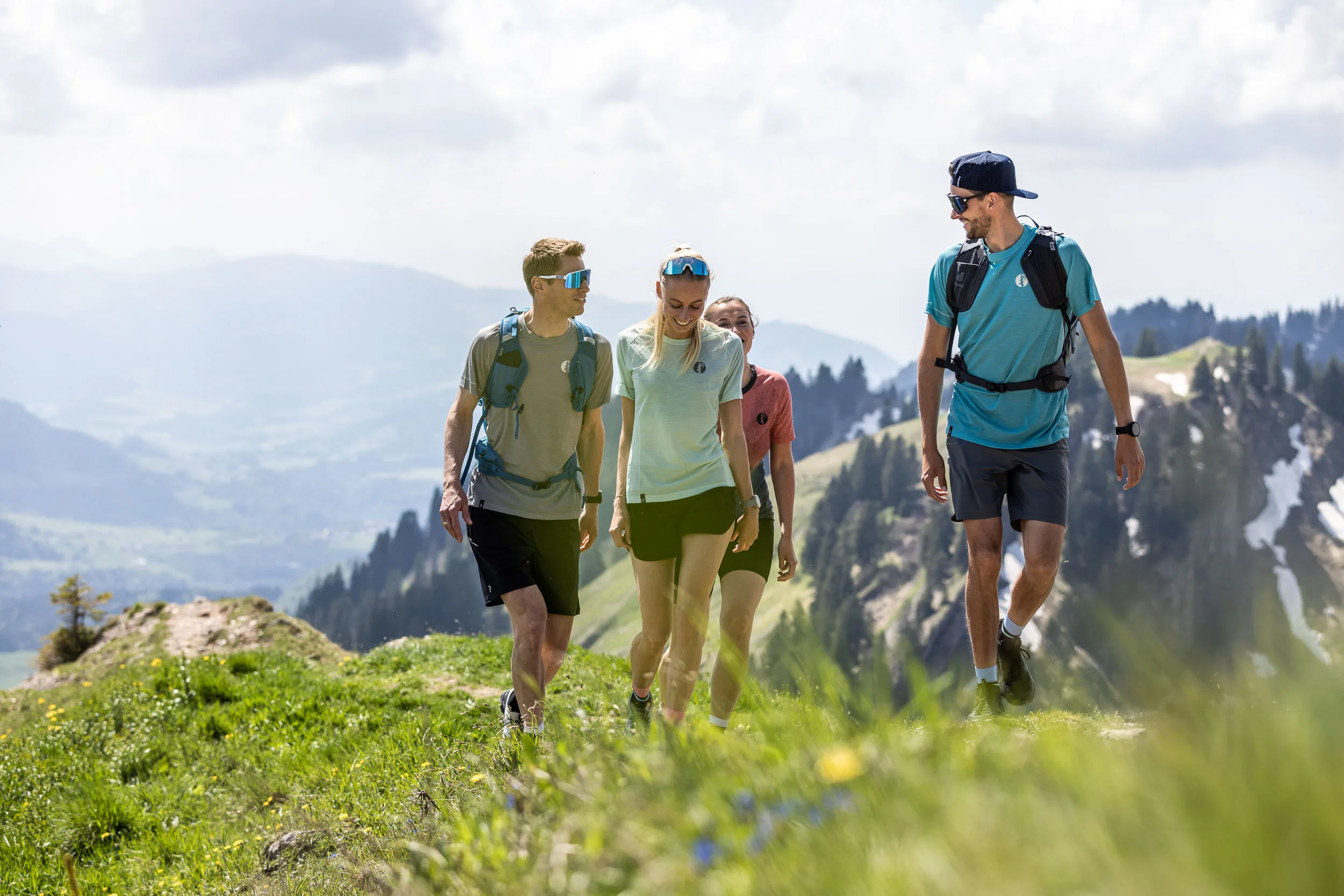 Wandernde auf einem Bergweg am Hochgrat mit Blick über das Allgäu.