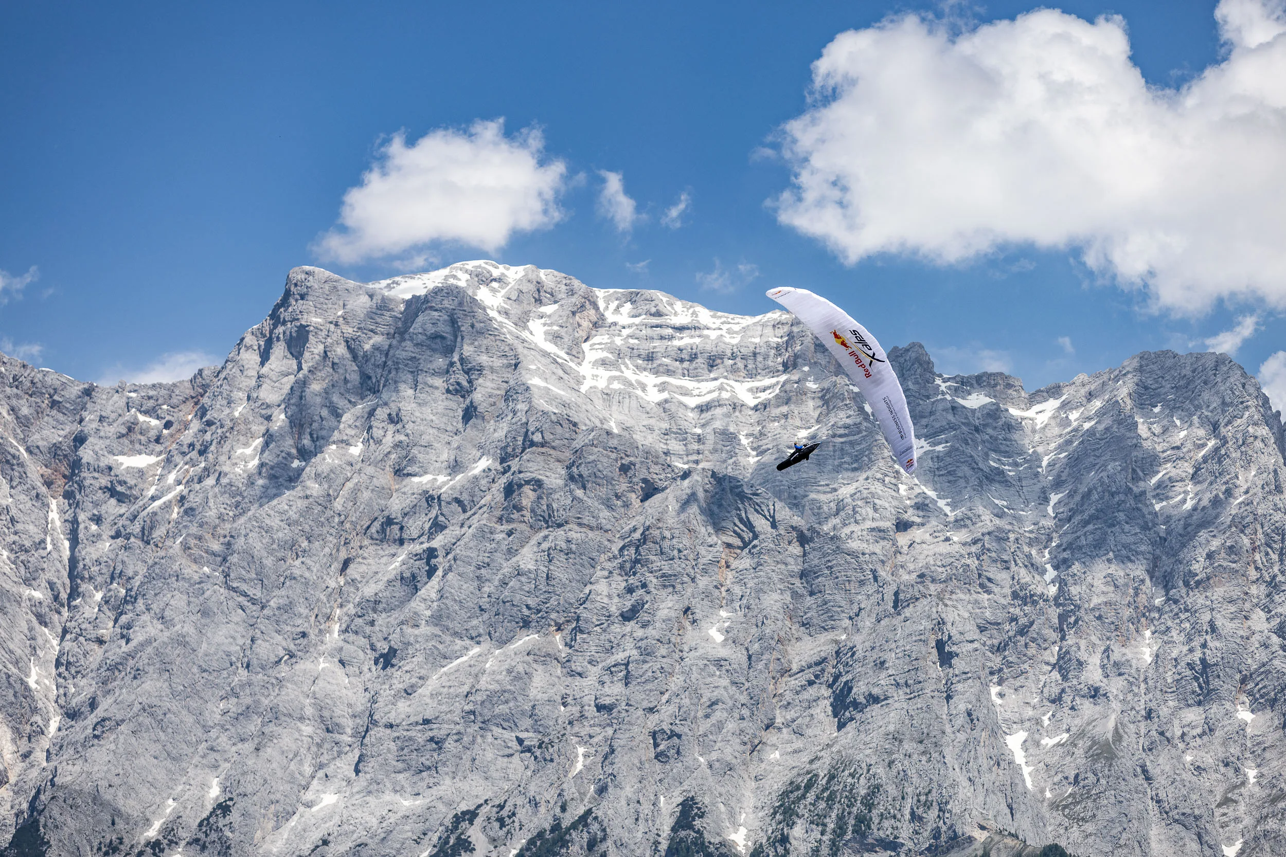 Eli Egger fliegt mit Gleitschirm vor der Zugspitze bei Ehrwald.