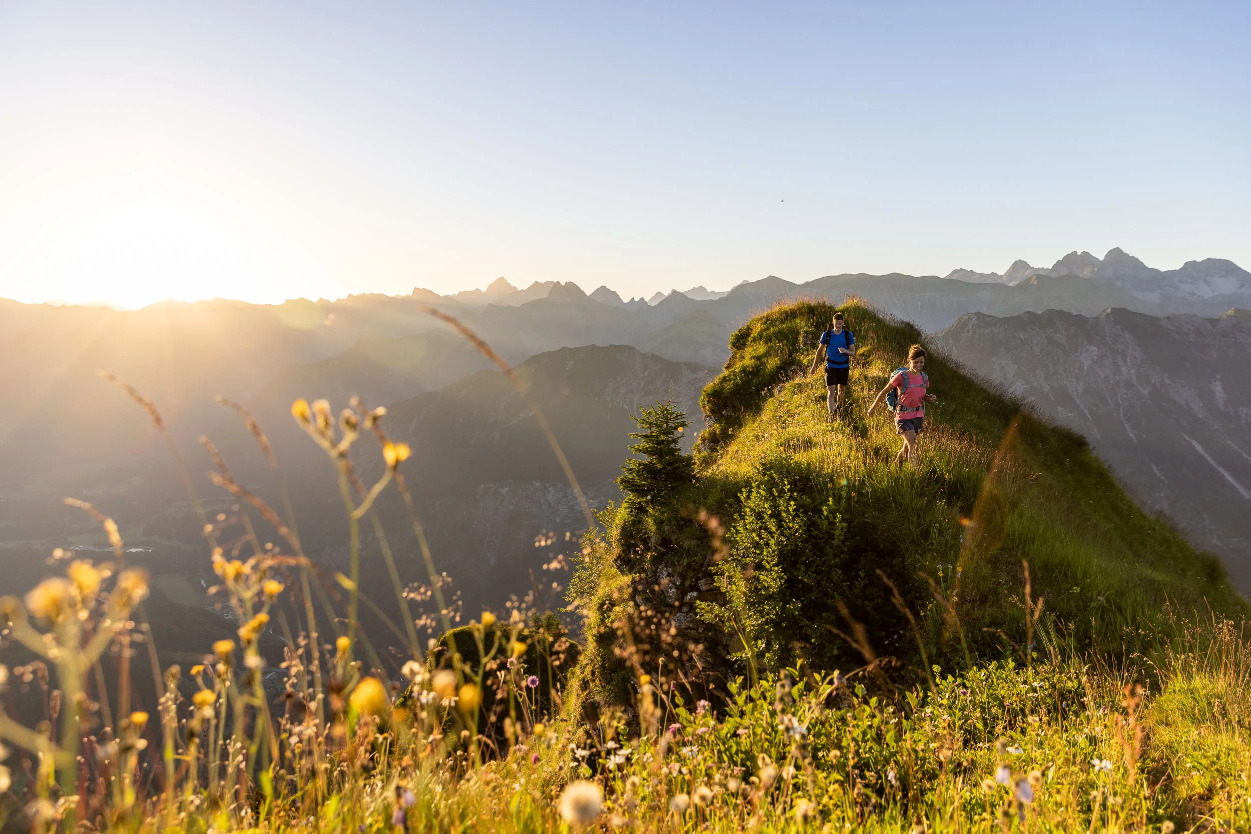 Wendelin Thannheimer und Agnes Zobel beim Wandern im Morgenlicht am Fellhorn/Söllereck.