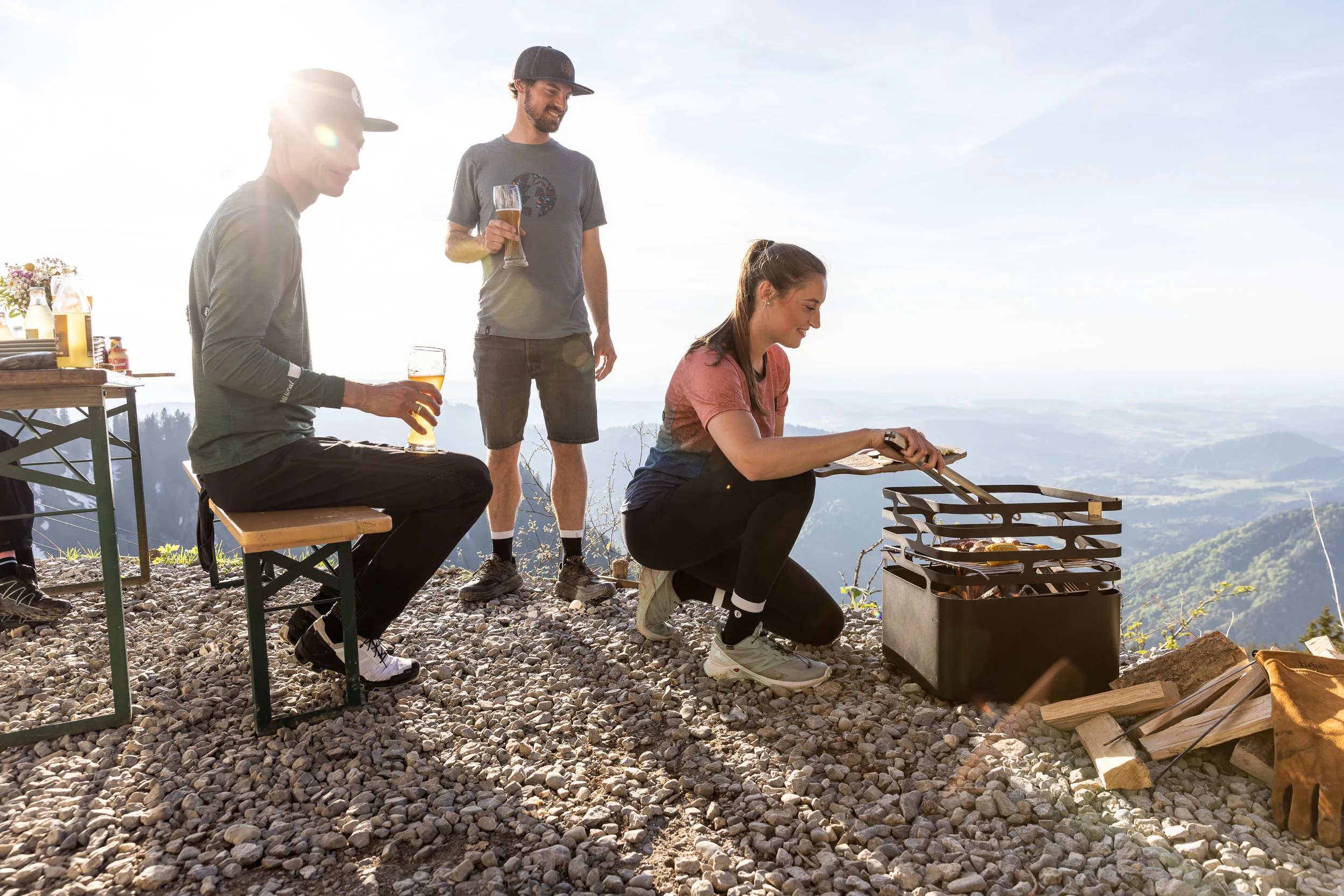 Menschen beim Grillen an einer Feuerstelle mit Blick über die Nagelfluhkette.