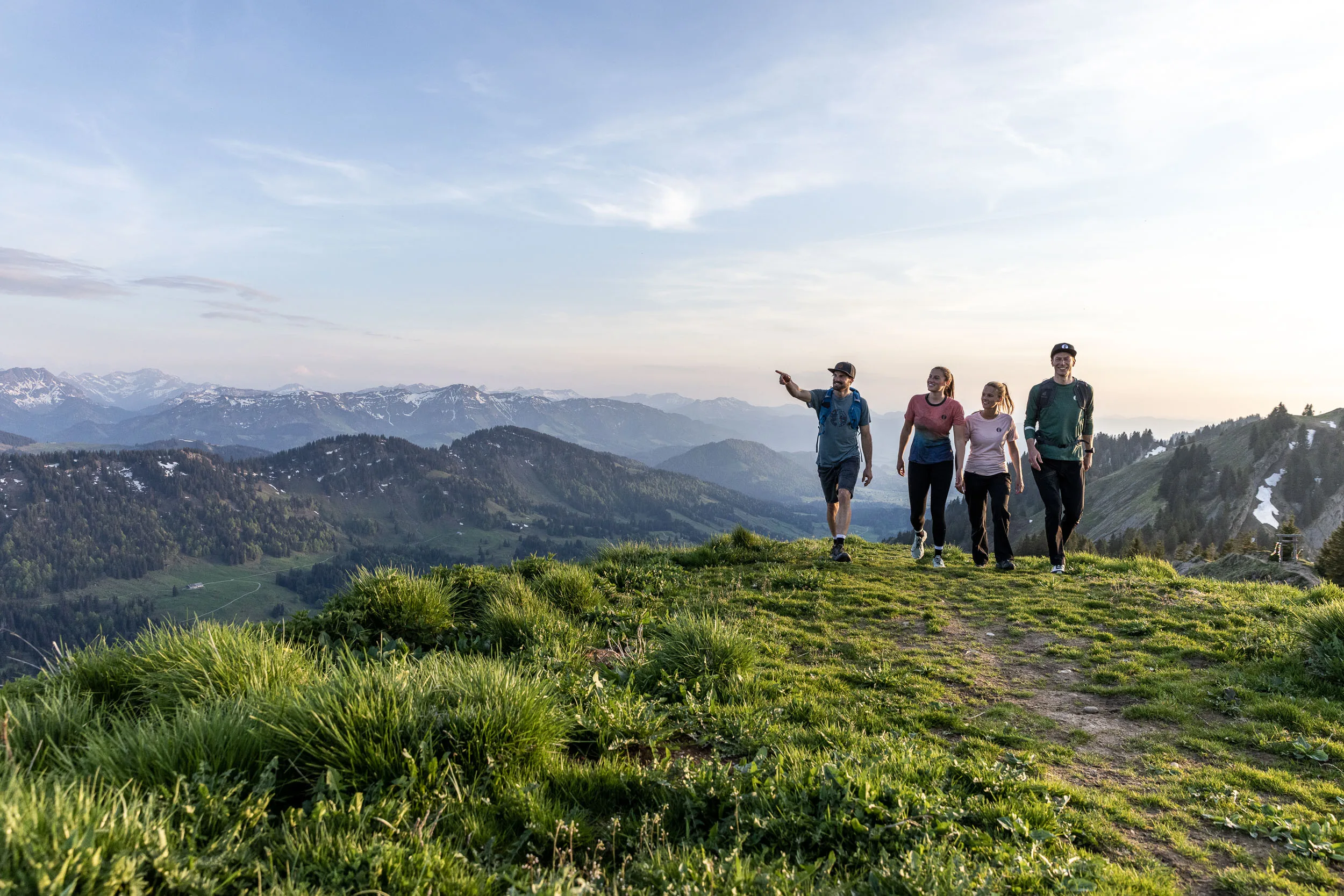 Wandernde auf einem Bergweg am Hochgrat mit Blick über das Allgäu.