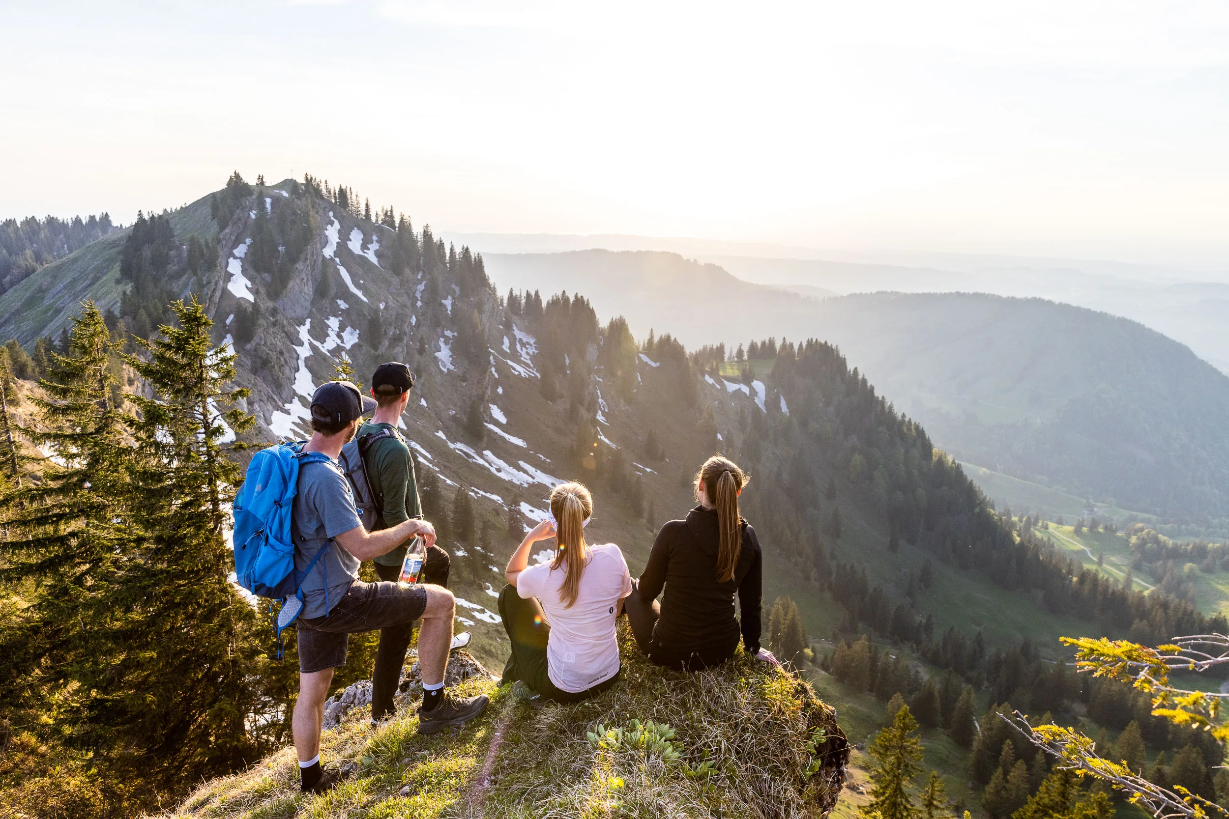 Wandernde auf einem Bergweg am Hochgrat mit Blick über das Allgäu.