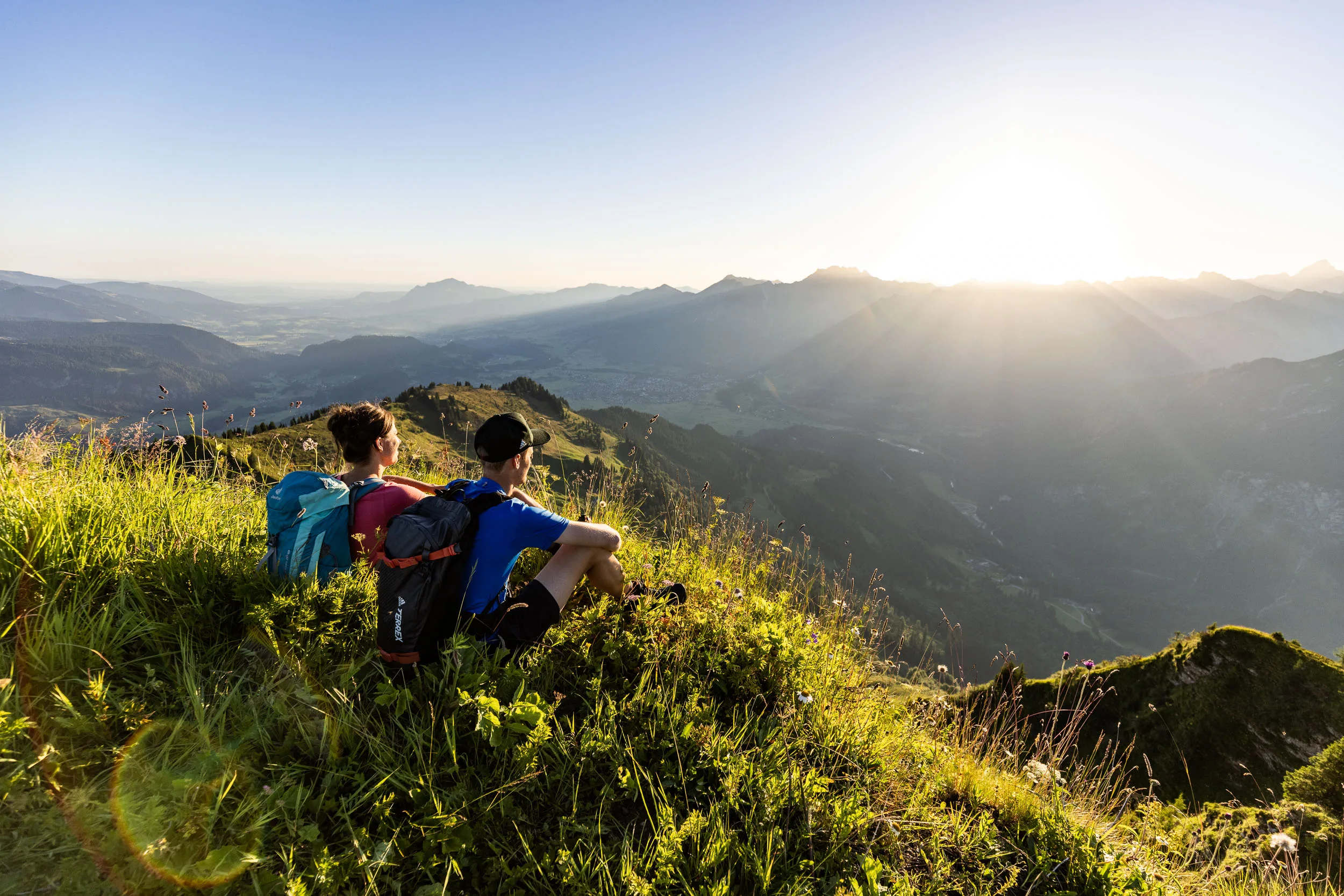 Wendelin Thannheimer und Agnes Zobel beim Wandern im Morgenlicht am Fellhorn/Söllereck.