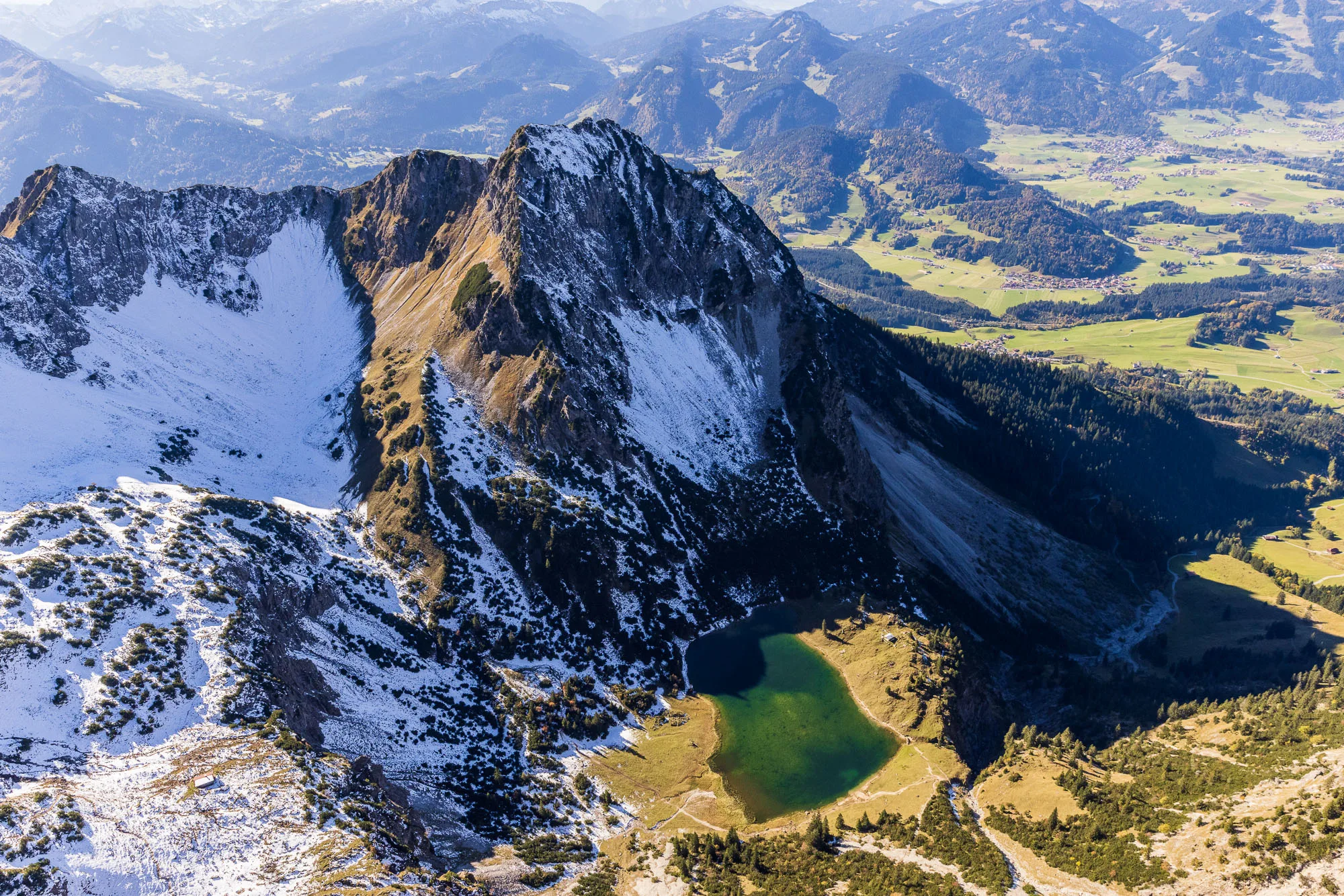 Michael Schnetzer fliegt mit dem Gleitschirm über den Geisalpsee bei Oberstdorf.