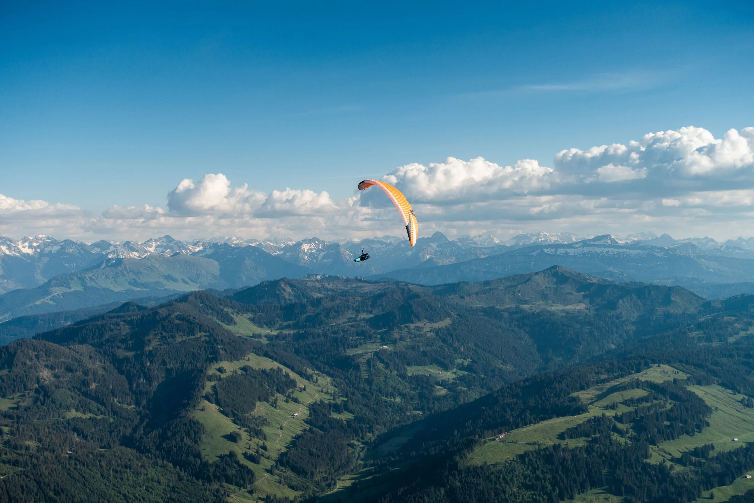 Gleitschirm über den Bergen im Oberallgäu.