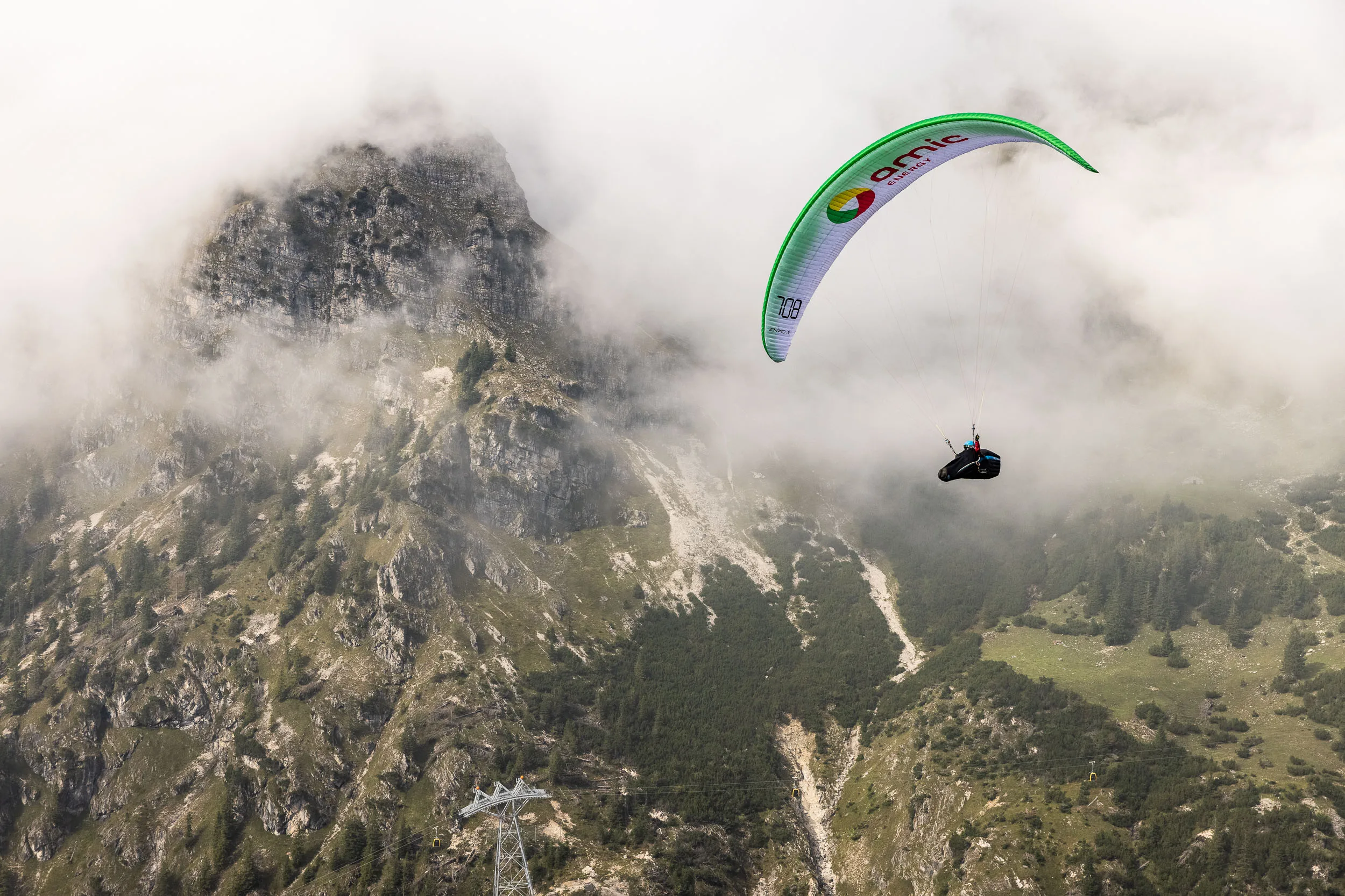 Klaudia Bulgakow fliegt mit ihrem Gleitschirm vor der Felswand am Nebelhorn.
