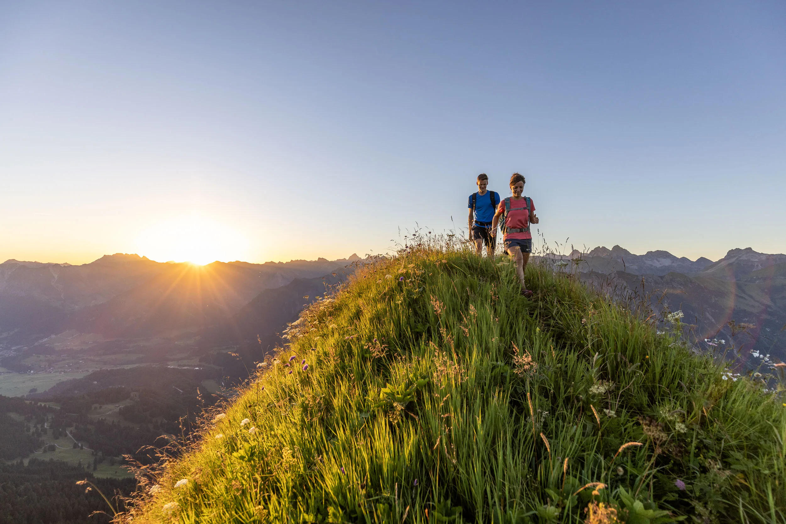 Wendelin Thannheimer und Agnes Zobel beim Wandern im Morgenlicht am Fellhorn/Söllereck.