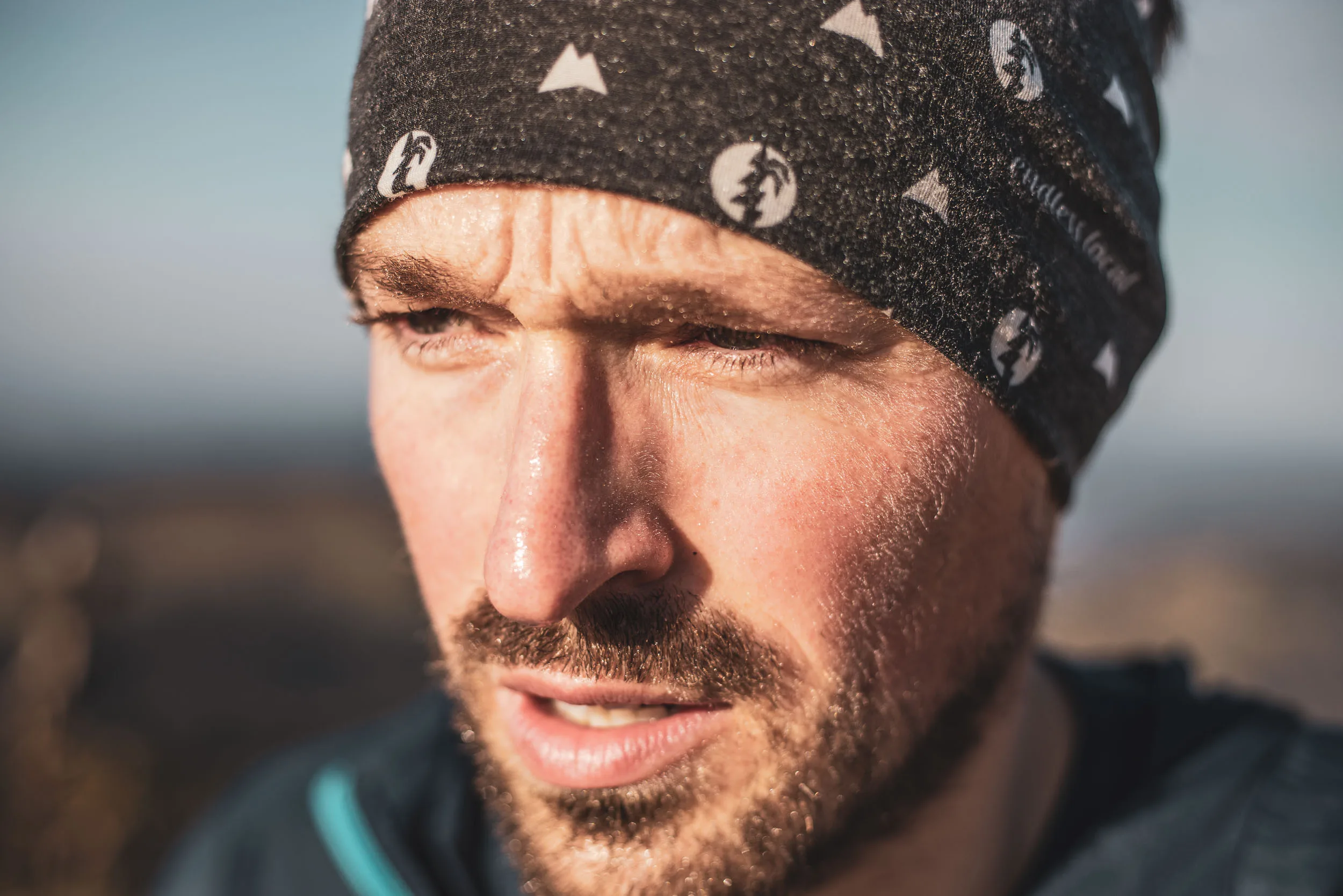 Porträt von Andreas Kögel mit Stirnband vor dem Start seines Trailruns in der Nagelfluhkette.