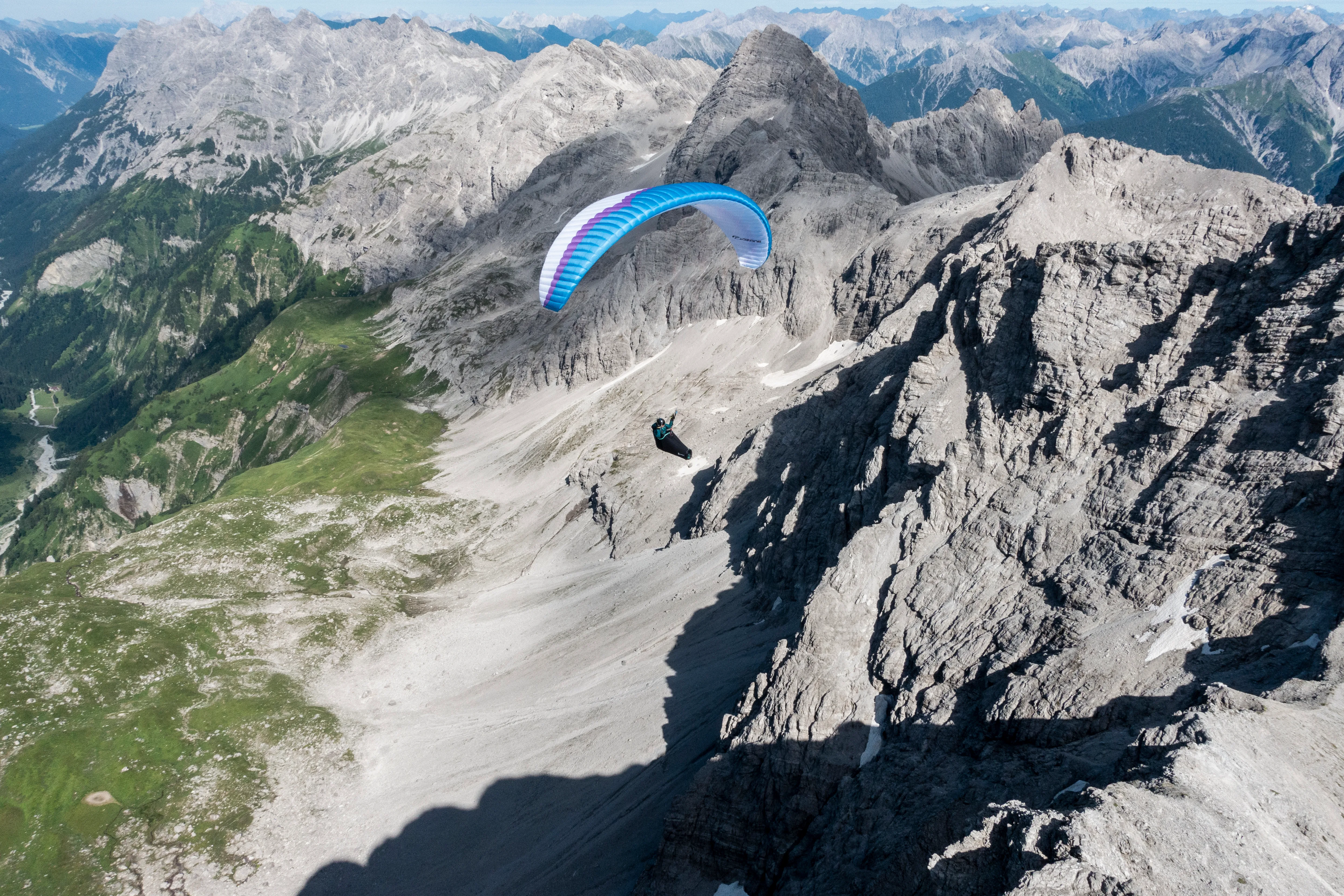 Lara Weinfurtner beim Gleitschirmflug über den Bergen im Oberallgäu.