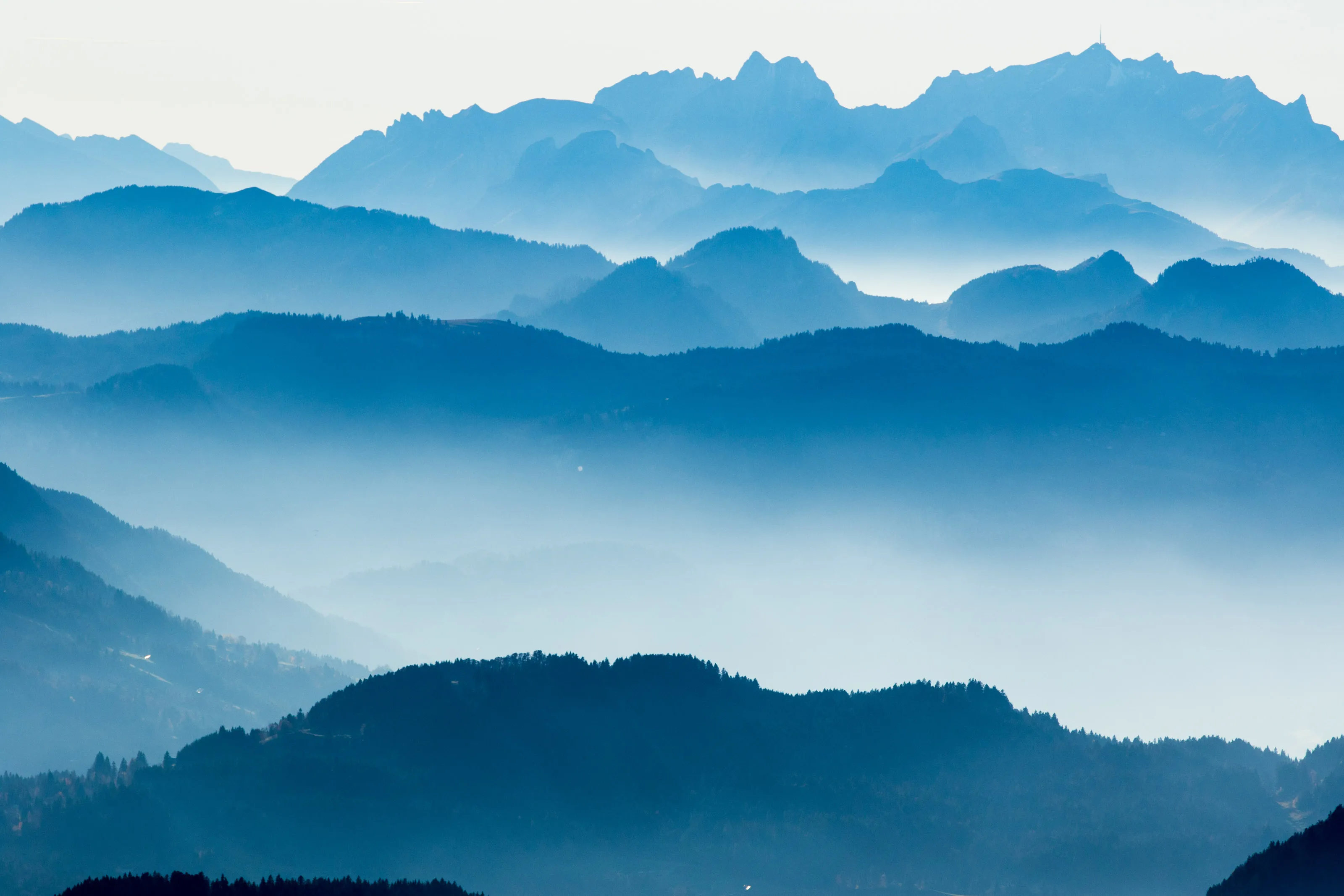 Bewaldete Hügel und Bergketten im blauen Dunst.