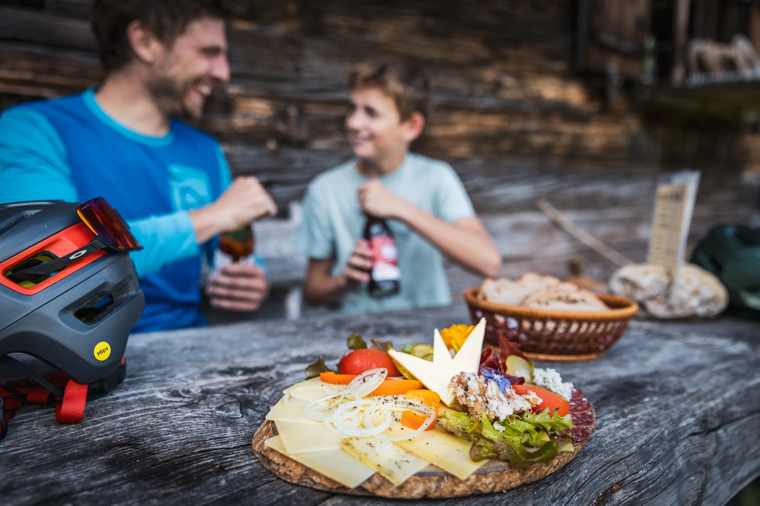 Florian Häusler und Kilian Morell stoßen bei einer Brotzeit an der Alpe an