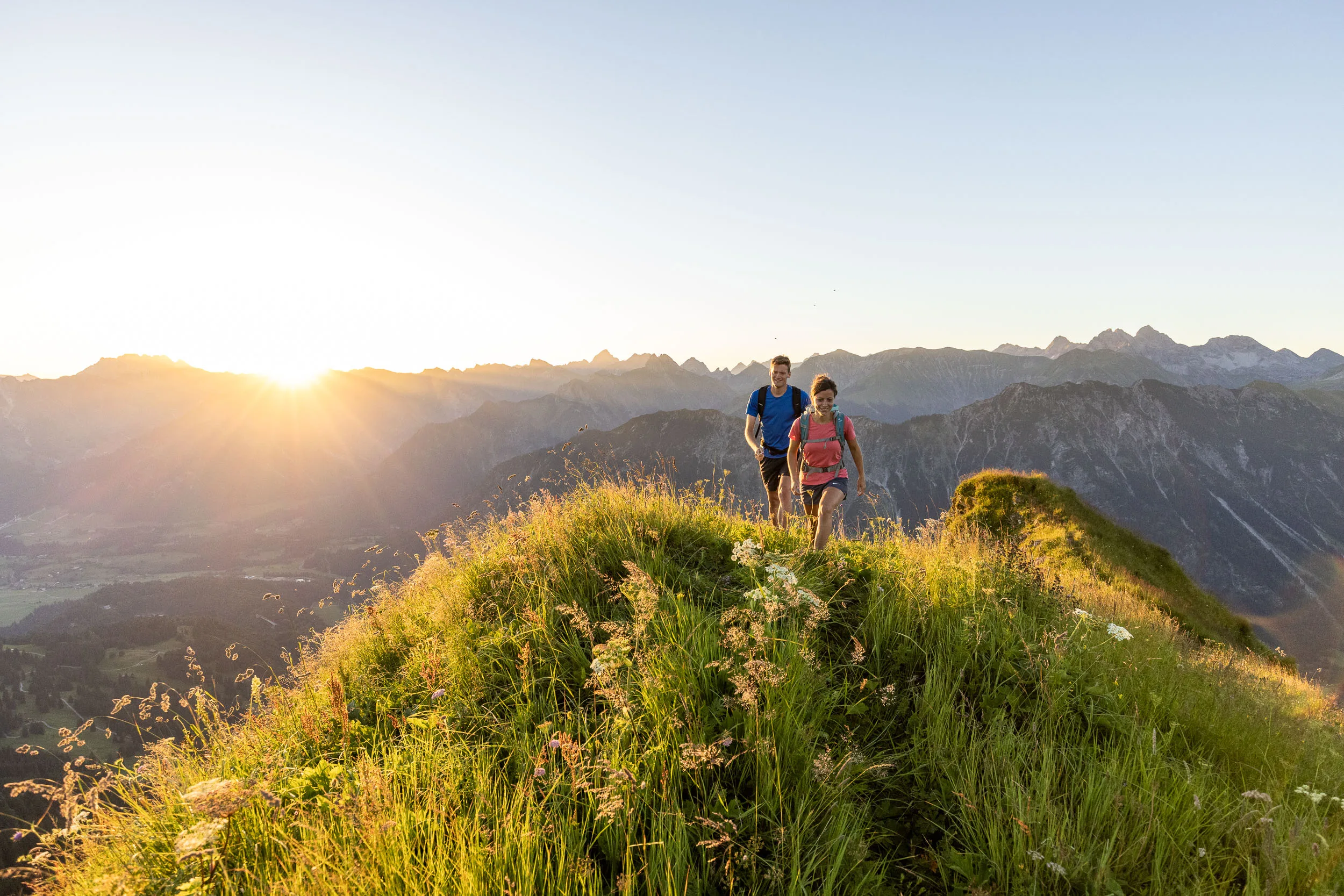 Wendelin Thannheimer und Agnes Zobel beim Wandern im Morgenlicht am Fellhorn/Söllereck.