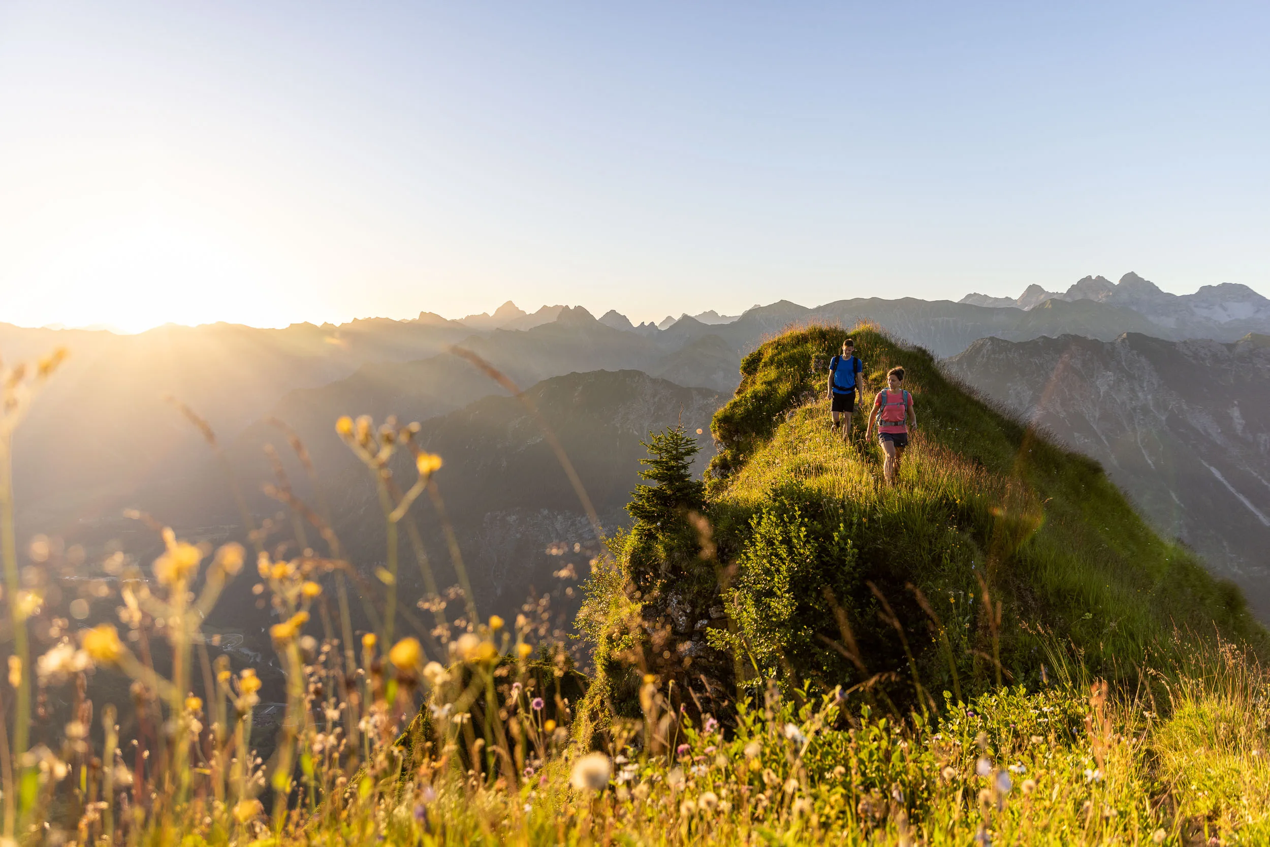 Wendelin Thannheimer und Agnes Zobel beim Wandern im Morgenlicht am Fellhorn/Söllereck.